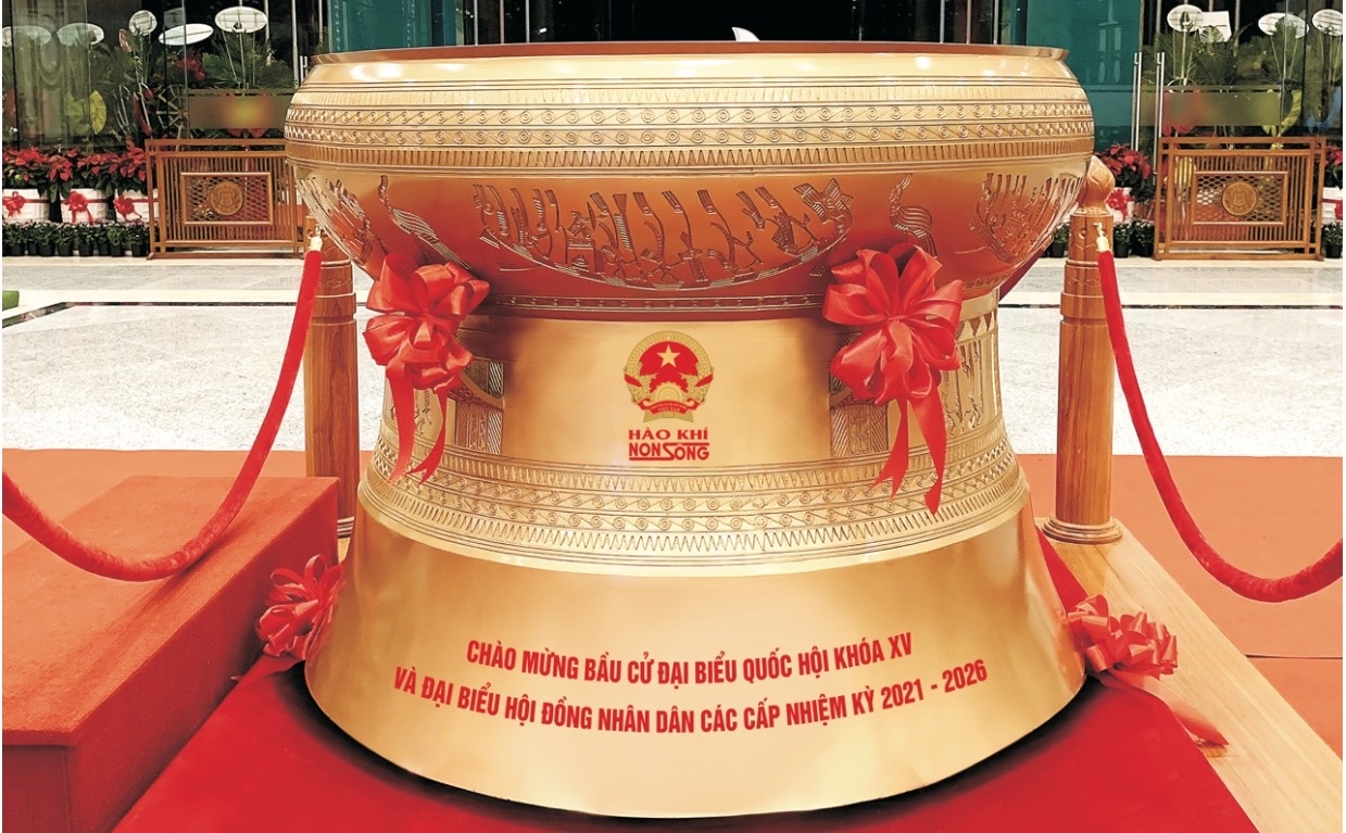 Trống đồng “Hào khí non sông” kích thước 100cm sẽ được trao tặng để trưng bày tại sảnh chính của tòa nhà Quốc hội Việt Nam